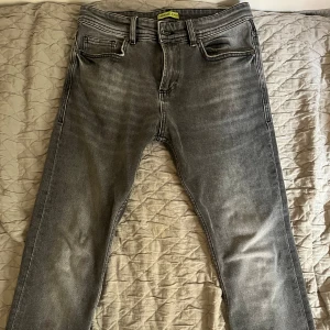 Versace jeans - Versace jeans som har utgått ur sortimentet finns ej att köpa längre. Köpta för cirka ett år sedan men har bara legat i garderoben.  Endast använd 3 gånger, inga tecken på användning eller slitningar