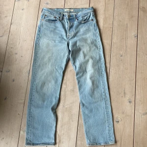 Levis wedgie straight - Ljusblå Levisjeans  Storlek w27 Lagade bak, se sista bilden Nypris 1249kr Bud går bra