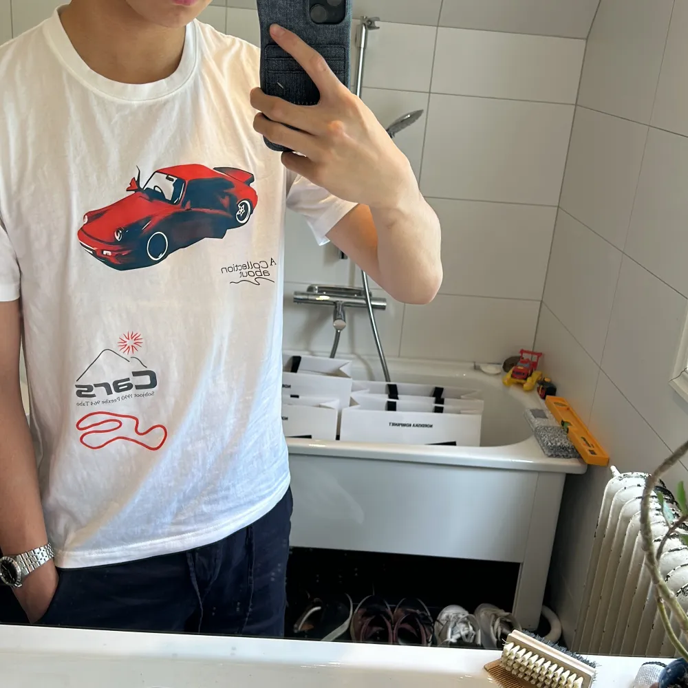 Säljer denna sköna T-shirt med fet tryck som är perfekt för sommarn, riktigt laidback asså. Hör gärna av er vid frågor! . T-shirts.