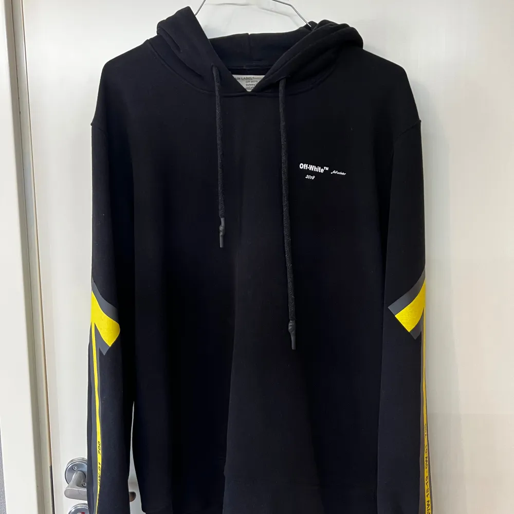 Sports koftan storlek XXL (70kr) Off White hoodie storlek L (150kr) 2pac hoodie storlek L (100kr) Post Malone tröja storlek XL (100kr)  Finns i värsta Stockholm . Hoodies.