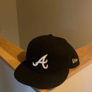 Tjena, säljer en Atlanta Braves fitted keps, strlk 55,8/7, Kepsen är i bra skick dock så har den blivit tvättad så skärmen är mjukare än den brukar vara därav priset, annars inget fel på den!  Bara att höra av sig vid frågor!