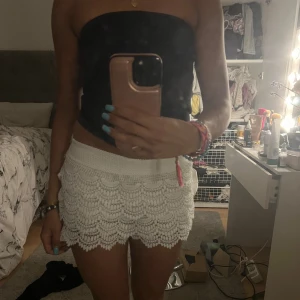 Spetsshorts  - Likadant mönstrat på baksidan med. Använd aldrig 