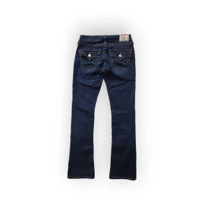 True Religion Billy jeans  - Storlek 27 US passar S. Midja 37, Innerben 81. Mycket bra skick inga tydliga defekter. Fråga gärna om fler bilder eller mått 💕