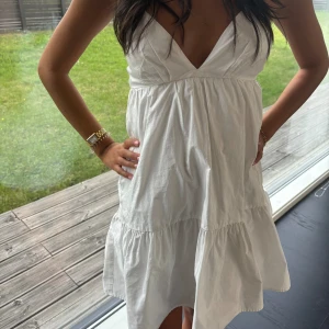Klänning  - En super söt klänning som passar alla tillfällen. Klänningen är perfekt nu i sommar. Nästan helt ny och i ett super bra skick. Mer info och bilder skriv privat.
