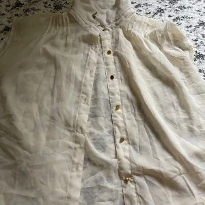 blus - Säljer denna söta blusen från vero moda då den inte kommer till någon användning. Pris kan diskuteras.