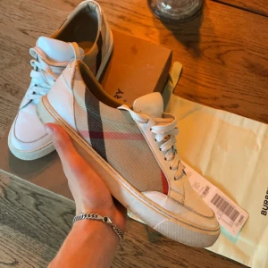 Burberry Skor - Hej! Säljer nu dessa as feta burberry skor. {Box} {Dustbag} {Tags} medföljer. Givetvis äkta och Äkthetsbevis finns. Skorna är i väldigt bra skick enbart smuts på de.