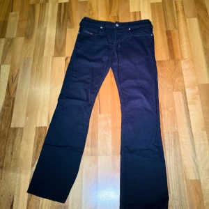 Svarta Diesel Jeans / Storlek 30 - 32 - Har använt den flera gånger, säljer den eftersom den är för liten för mig. ( original pris ca 1500 kr )