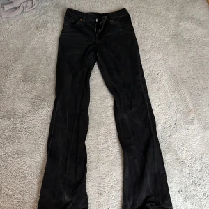 Svarta jeans  - Svarta jeans från monki. Skick 7/10  Bootcut jeans