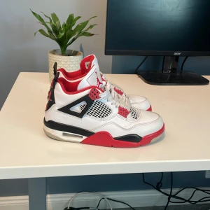 Hej säljer mina Jordan 4 fire red  - Dom är lite slitna men ändå bra 7/10 dom är i storlek 39 men passar 40 och 38,5