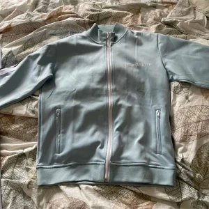 Palm angels dress (Ljusblå) - Tröjan S byxor M använt 1 gång köpt för 2/3 månader sen  Kan mötas i stockholm södra sidan