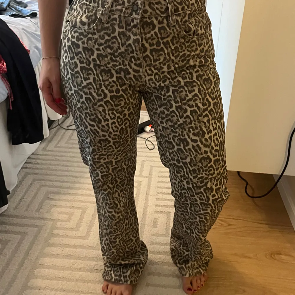 Leopardjeans från Stradivarius. Använd en gång. Storlek 38 men passar mig som har 36. Jeans & Byxor.