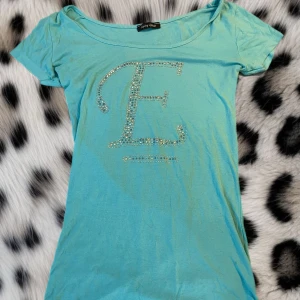 2000s t-shirt - Turkos figurnära t-shirt  från märket lady elite 💕Står ingen storlek men skulle säga att den sitter som S/M. Ända defekten är att diamanter ramlat av vilket man knappt lägger märke till💋Läs min bio innan du kontaktar mig❤️