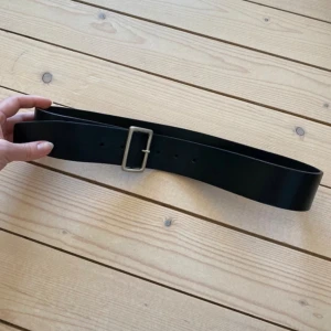 Läderbälte - Läderbälte från NY&CO, 90 cm eller storlek M! Mycket bra skick, skriv gärna innan du köper 😊
