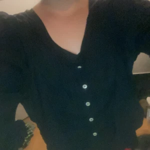 svart blus 🌸 - Goth(ish) blus ❤️ Tunn och skön svart blus med knappar ❤️