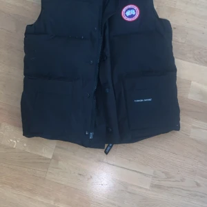 Canada goose väst - Hej säljer dennna västen. Den är (ej) äkta men väldigt identisk. Den är i storlek xs men passar s. Bra skick knappt använd! 