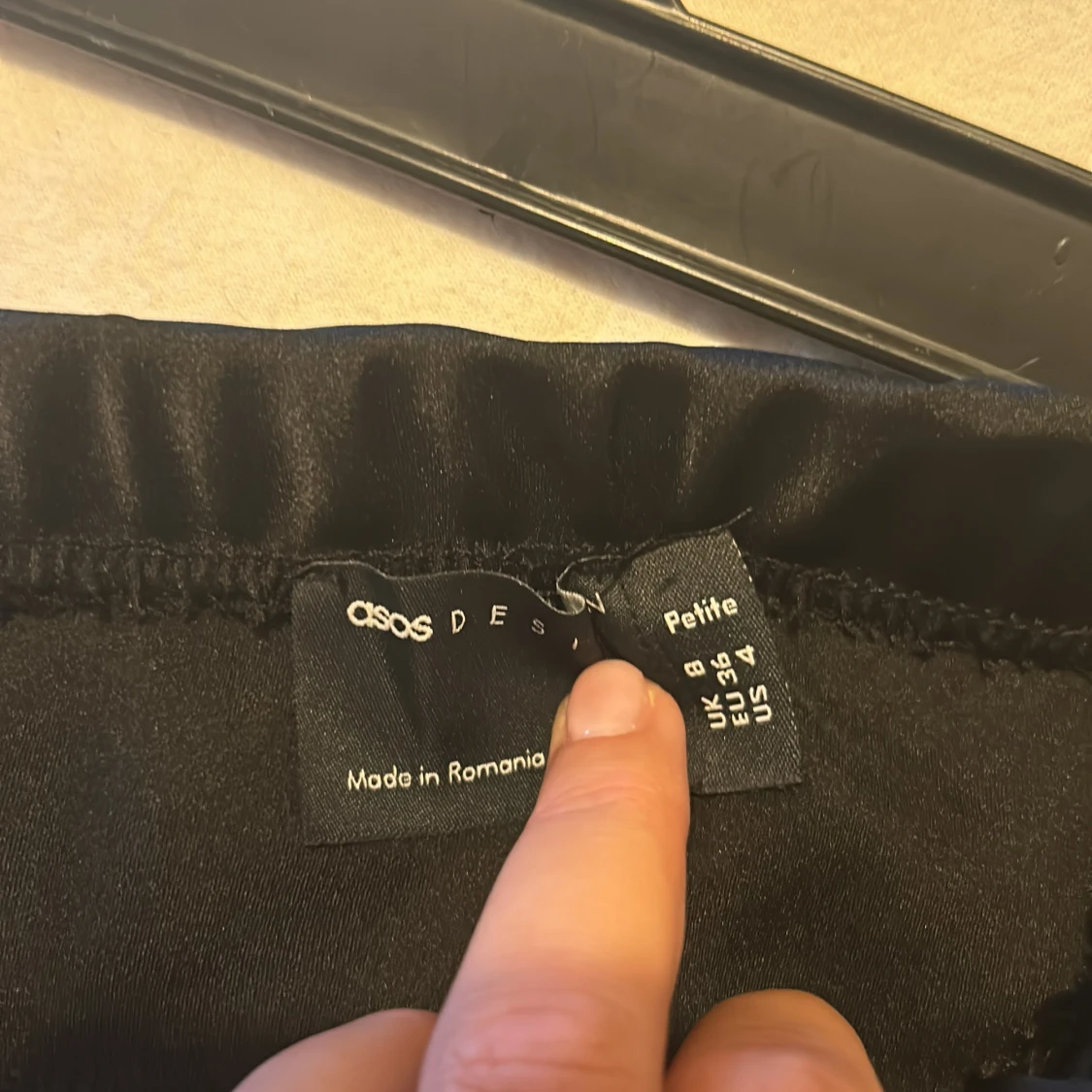 Svart långkjol i satin - 91