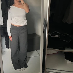 Off shoulder topp - Tveka inte vid frågor! Säljs på grund av flytt och rensning 🌸