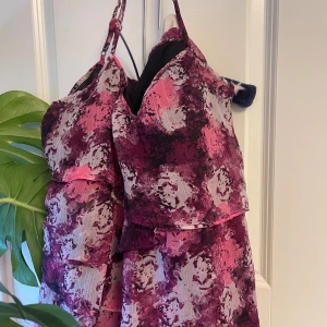 Festlig topp - Säljer denna festliga topp i olika färger. Helt oanvänd i praktiskt taget nyskick. Skulle säga att det är storlek M eller S på den, det står ingenting i tröjan om det. Skriv vid fler frågor💕