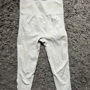 Rapid wear scrunch tights - Ljusgrå träningstights från RW med scrunch, storlek S. Stretchiga och formar sig fint efter kroppen.