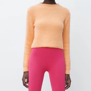 Stickad tröja - En jätte fin stickad tröja med en aprikos färg