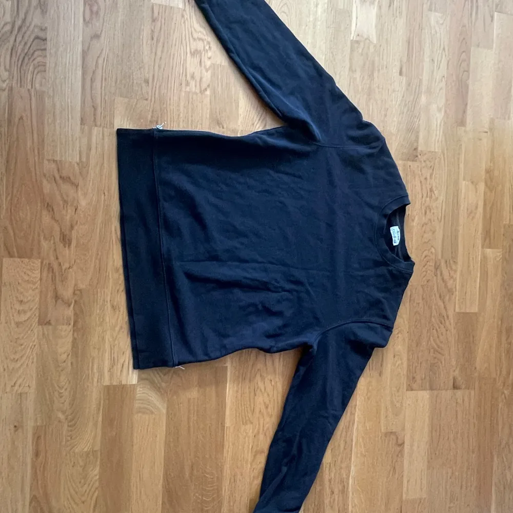 Acne Studios FLINTON PAW15 Sweatshirt, Säljs inte längre förutom på ställen som ebay, Storlek S, Nyskick då aldrig använt och har bara samlat damm. Priset ej hugget i sten så kom gärna med bud! Har en i brun också så kom pm om ni är intresserade!. Hoodies.