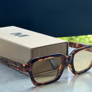 Solglasögon Meller Oanvända - Enligt mig väldigt snygga solglasögon från märket Meller. Endast testade, aldrig använda. Mikrofiberduk, dustbagen och lådan följer med. Fick hem de för två dagar sedan beställda från barcelona.  Kan skickas mot betalning av frakt.