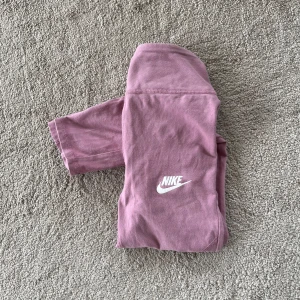 Nike tights  - Säljer ett par rosa tights från nike. De är i fint skick och i storlek 137-146  (Tvättas innan jag skickar)