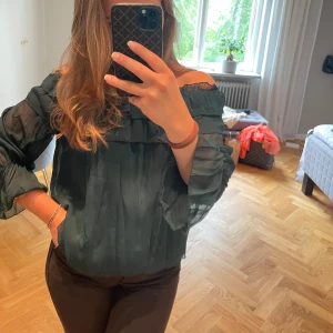 Jättesnygg off-shoulder blus från Zara - Mörkgrön off-shoulder blus med volanger från Zara. I nyskick!🥰