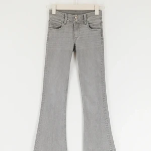 Jeans - Jeans från Gina. Säljer på grund av att dom är lite för tajta och korta. Helt oanvända, bara testade. (Min kompis som har på sig dom, hon är ca 165 cm)