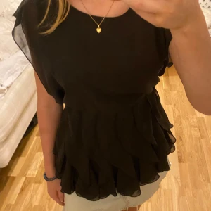 Festtopp - Super cool festtopp⚡️Kan användas som klänning med en svartkjol🪐 Aldrig använd!🐾