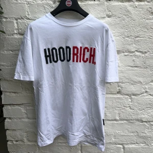HOODRICH t-shirt  - En fin HOODRICH tröja i storlek s men kan även användas för storlek m. Bra kvalite inte använd många gånger, inga defekter👍🏼 