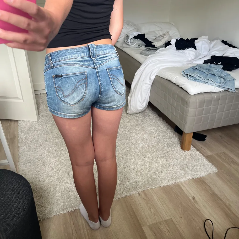 Hej💕 Säljer nu mina så snygga jeansshorts från ONLY, dom är köpta på Plick men va tyvärr för stora💗 På dom två första bilderna har jag vikt ner kanten och på dom två andra inte🎀 Tveka inte att höra av er om ni har några frågor💞. Shorts.