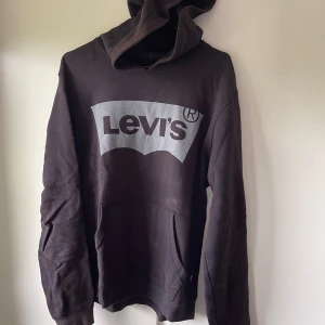 Levi's hopdie - Snygg svart levis hoodie i lite tjockare matrial. Varm och mysig. Den är i fint skcik utan nägra skador. Oversized i storleken
