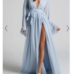 Klänning  - Ljusblå klänning med silvrigt skimmer. Storlek 42 (EU) men är snarare storlek 40.  Aldrig använt klänningen då jag skulle ha den på balen men hittade en annan och ej hann returnera denna. Köpte för ca 1450 kr (med tull och frakt). 