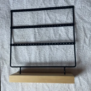 Örhängen hängare - Lätt att sätta ihop och är i fin skick. Säjer även halsband och armband hängare om intresserad 💕 (köp alla tre och få rabatt) 