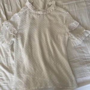 Genomskinligt blus - Genomskinligt blus som är jätte söt med ett linne under! Inga defekter, Storlek M men känns som s/m. Säljer pga att jag inte använder! Aldrig använd bara prövad! 💕