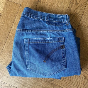 Dondup George jeans  - Ett par snygga ljusblåa jeans med slitningar. 9/10 i skick. Nypris 4000kr men från mig bara 849kr. Vid frågor elle andra prisförslag är det bara att skriva.