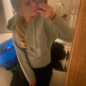 Grå stickad hoodie  - Säljer nu denna populära zara hoodie som inte finns kvar på hemsidan. Den är helt oandvänd och prislapp sitter kvar. Säljer då den aldrig kommit till andvändning. Storlek M men passar mig som vanligtvis är S. 