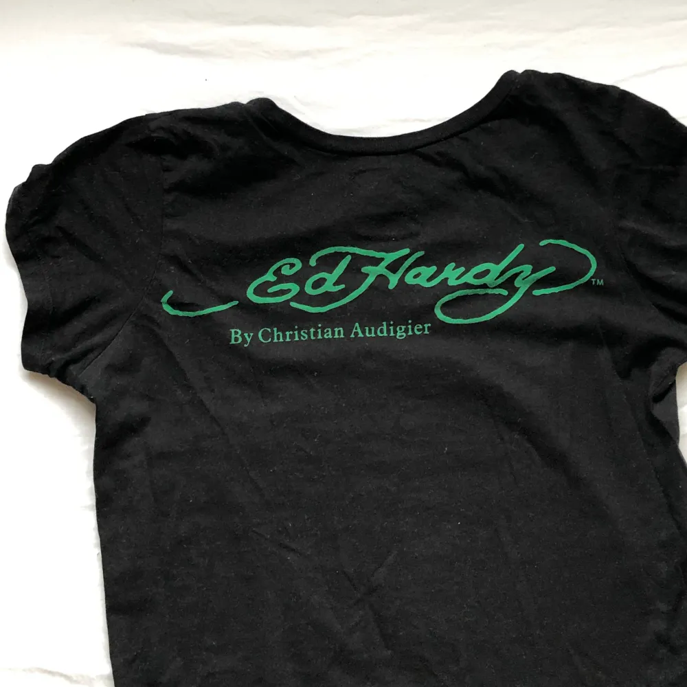 Jätte cool t-shirt från Ed Hardy. Den är lång så funkar att ha som både en kort ”klänning” eller en topp om man viker upp den tex. Några diamanter har lossnat men absolut inget man tänker på, annars jätte fint skick. Skick vid frågor💕. T-paidat.