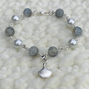 Armband  - Vackert silver armband med blåa och vita glaspärlor.🐚