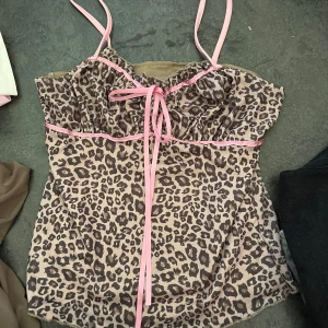 Y2k topp - Jätte gullig topp från romwe❤️ aldrig använd jätte gärna köp! ❤️