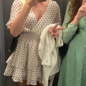Zara klänning - Säljer denna fina klänning från zara i bra och fint skick🥰