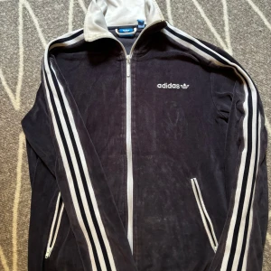 Adidas velour tröja - Jätte exklusiv tröja från Adidas i jätte fint skick. Speciellt material. Storlek M