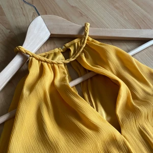 Klänning - En fin klänning som aldrig är använd pga för lång! Se bilderna för att se detaljerna på den, bl.a. dragkedja på ena sidan av klänningen. Sista bilden är mest lik färgen i verkligheten, typ senapsgul:))