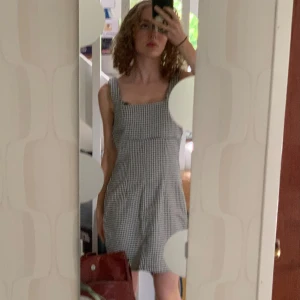 Mönstrad kort klänning - Houndstooth mönstrad miniklänning i storlek xs. Knappt använd. Skriv gärna vid frågor🖤 