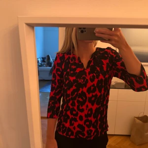 Edgy blus  - Säljer denna edgy blus som är perfekt för middagar/utgång!💞