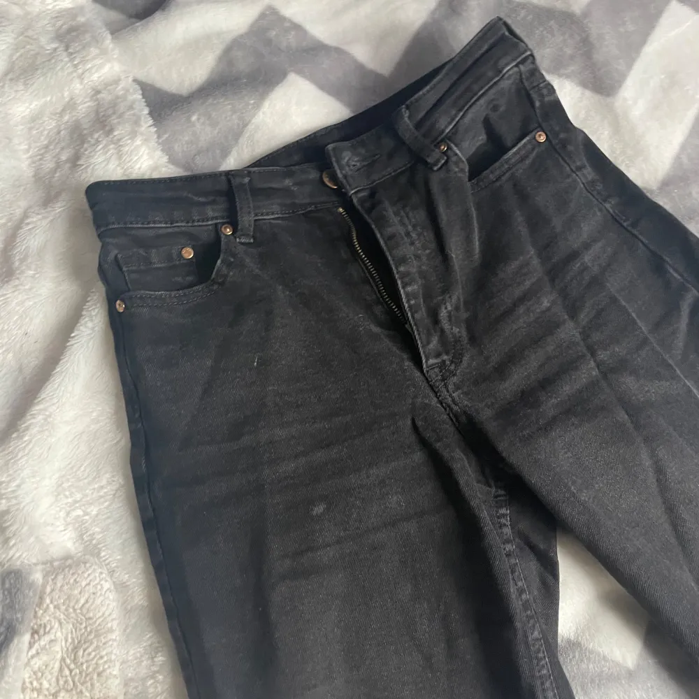 Svarta bootcut high waist jeans från h&m. Storlek 34 och för små för mig därför säljer jag. Använda men i gott skick. Finns en liten fläck (se bild 2) men går nog ta bort har dock aldrig testat.. Jeans & Byxor.