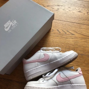 Nike force 1 - ❤️Kan gå ner i pris vid snabb affär❤️Säljer nu mina skor då jag vill ha ett par andra, i nästan nyskick 
