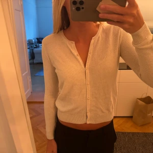 Kofta - Säljer denna superfina koftan från Chloe! Perfekt för lite finare tillställningar!!💞Det står ingen storlek men skulle säga XS/S!