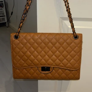 Jättefin läderväska❤️❤️ - Ganska stor väska, får plats med mycket.  Färg: brunorange